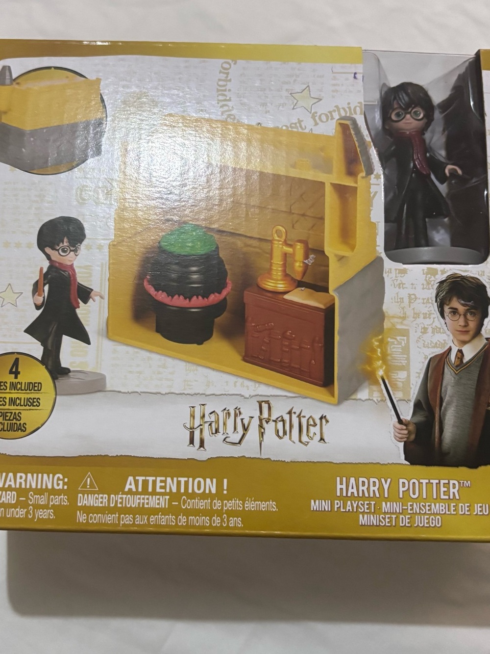 Warner Bros. Mini Playset - Yellow Play Case with Green Cauldron